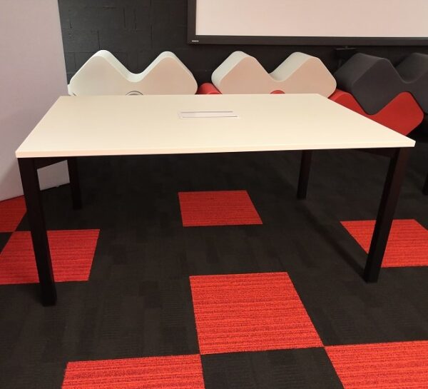 Table de conférence avec découpe